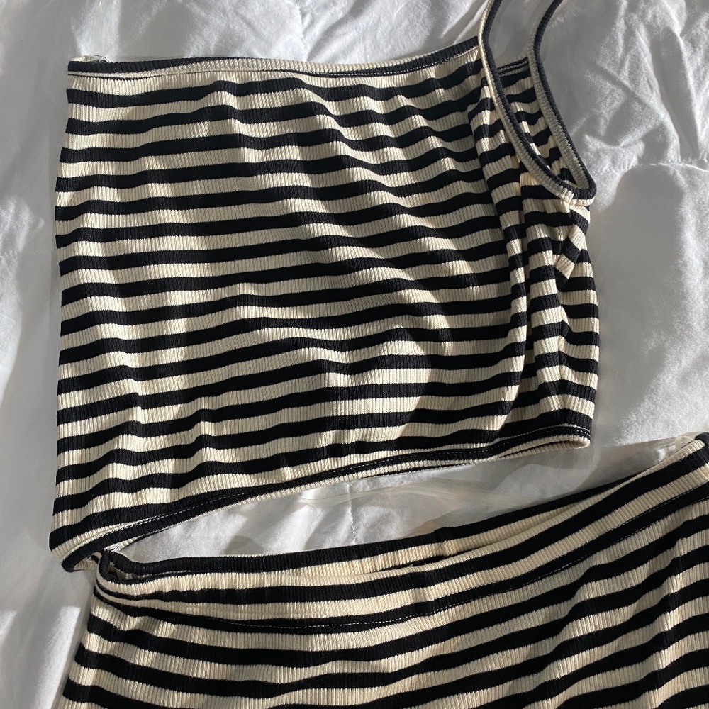 Maxi dress striped with open waist and leg split size M never worn brand new